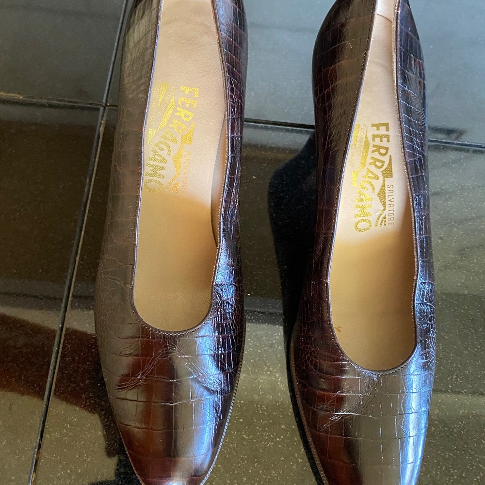 VINTAGE Salvatore Ferragamo Dark Brown Pumps (MADE IN ITALY)